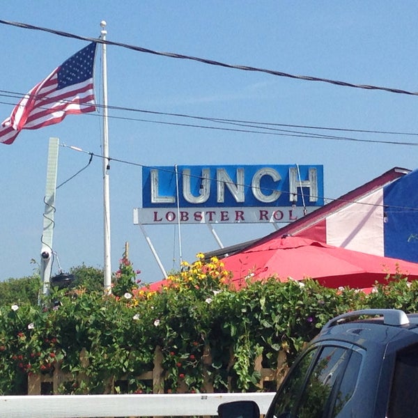 Photo taken at The Lobster Roll Restaurant by Leslie-Anne B. on 8/8/2018