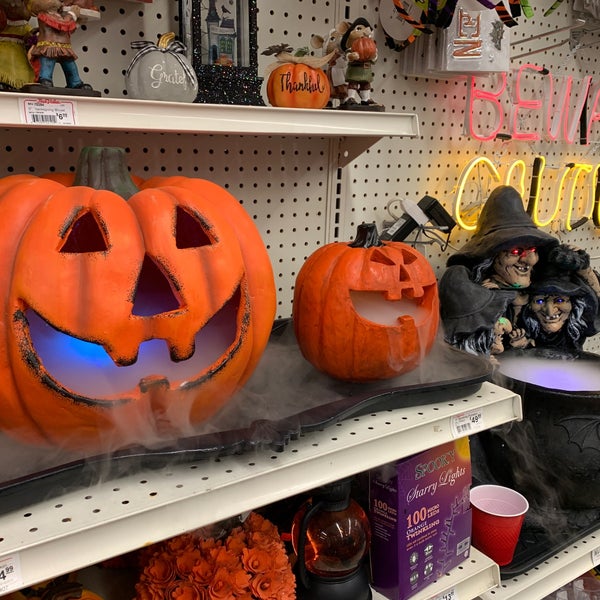 Photo taken at Cornell&#39;s True Value Hardware by Leslie-Anne B. on 10/5/2019