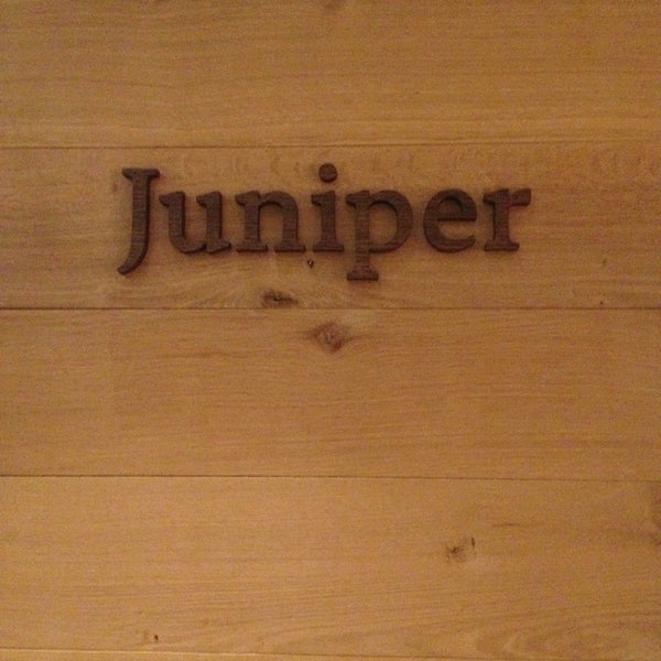 รูปภาพถ่ายที่ Juniper Bar &amp; Restaurant โดย Luis C. เมื่อ 5/18/2013