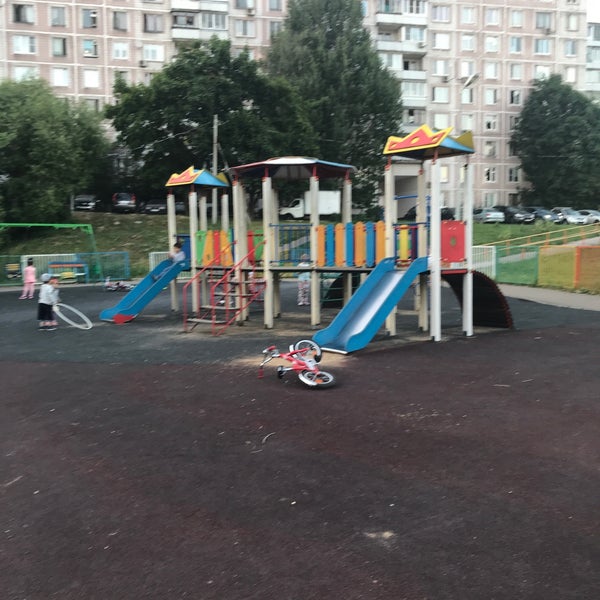 Паустовского д 3. Детская площадка напротив дома Петра Алексеева 3 Москва.