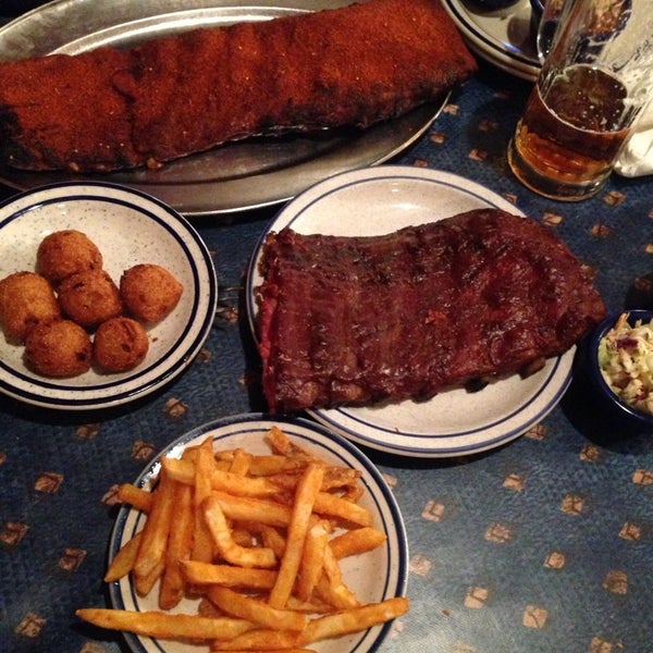 รูปภาพถ่ายที่ Red Hot &amp; Blue  -  Barbecue, Burgers &amp; Blues โดย 🇷🇺🐝Natalia F🐝🇷🇺 เมื่อ 3/4/2014