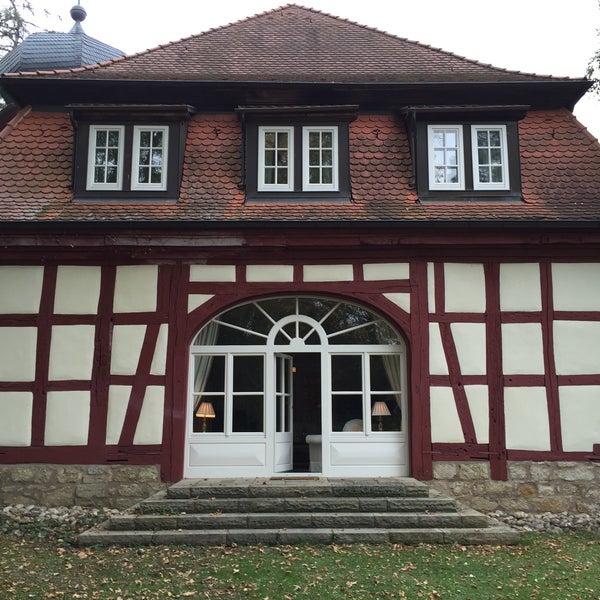 Foto diambil di Wald &amp; Schlosshotel Friedrichsruhe oleh Aydin A. pada 10/13/2015