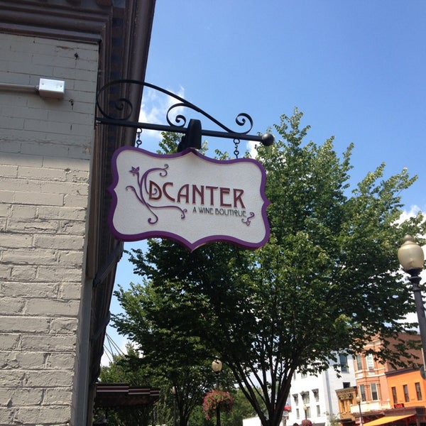 Das Foto wurde bei DCanter -- A Wine Boutique von Winn R. am 7/16/2013 aufgenommen
