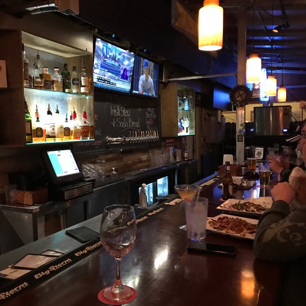 Foto diambil di Whistle Stop Grill &amp; Bar oleh Barbara 🌸 D. pada 3/15/2018