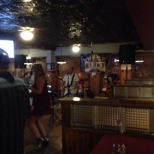 Foto tirada no(a) Buckalew&#39;s Tavern por Mary Ann E. em 5/11/2014