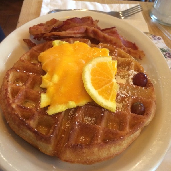 Photo taken at The Greenhouse Cafe, LBI by Mary Ann E. on 7/27/2014