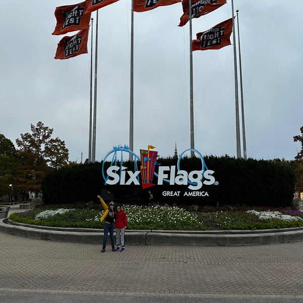 Foto diambil di Six Flags Great America oleh David J. pada 10/14/2022