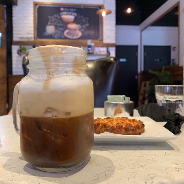 Photo taken at Crema Gourmet Espresso Bar by Felipe Z. on 7/9/2019