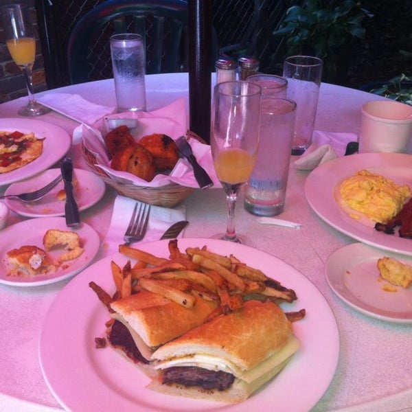 รูปภาพถ่ายที่ East of Eighth Restaurant โดย Jeniffer B. เมื่อ 5/1/2013