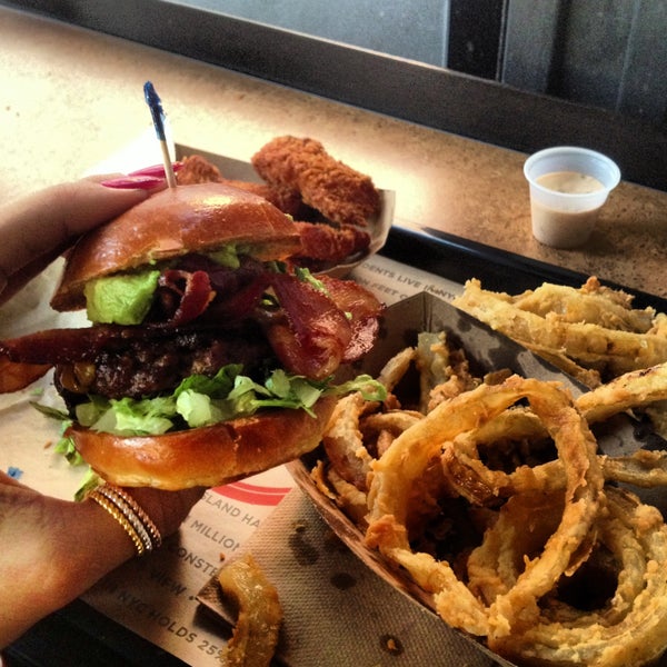 Foto tomada en New York Burger Co.  por Jeniffer B. el 5/1/2013