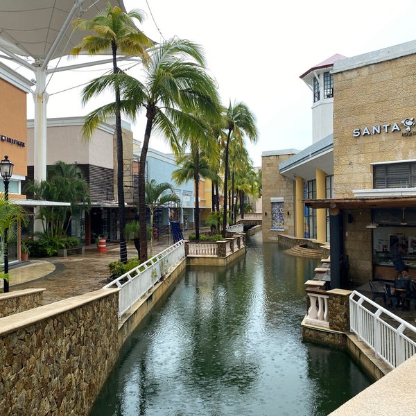 รูปภาพถ่ายที่ La Isla Acapulco Shopping Village โดย Mauricio R. เมื่อ 9/14/2021