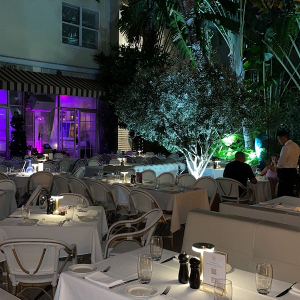 Photo prise au Villa Azur Restaurant and Lounge par Abdullah A. le6/19/2021
