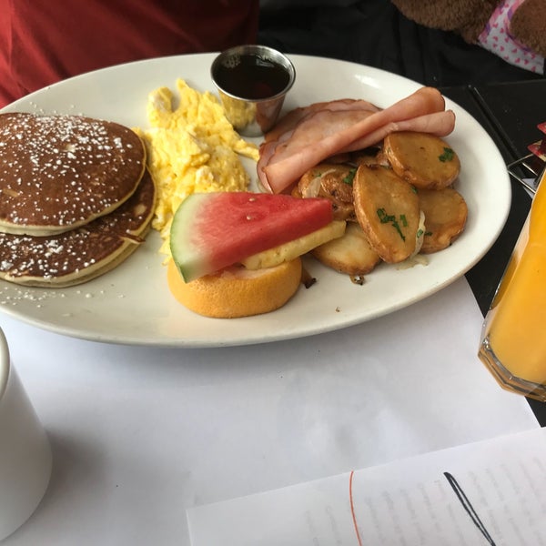 Photo taken at Eggspectation by Gaby M. on 6/6/2018