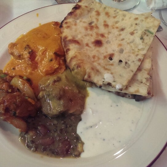 8/16/2014 tarihinde Shomir D.ziyaretçi tarafından Darbar Indian Cuisine'de çekilen fotoğraf