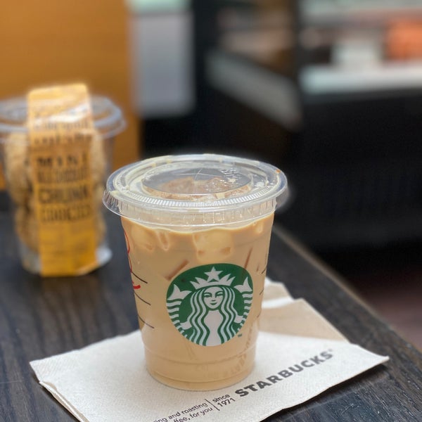 Foto scattata a Starbucks da Sa💮 il 6/23/2020