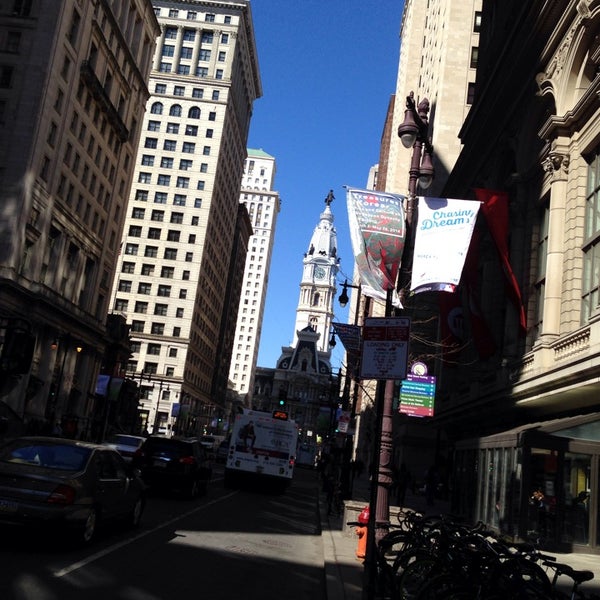 3/26/2014 tarihinde alfred f.ziyaretçi tarafından Avenue Of The Arts'de çekilen fotoğraf
