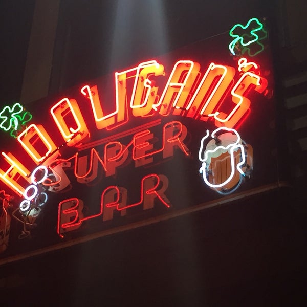 5/28/2016 tarihinde Matthew D.ziyaretçi tarafından Hooligan&#39;s Super Bar'de çekilen fotoğraf