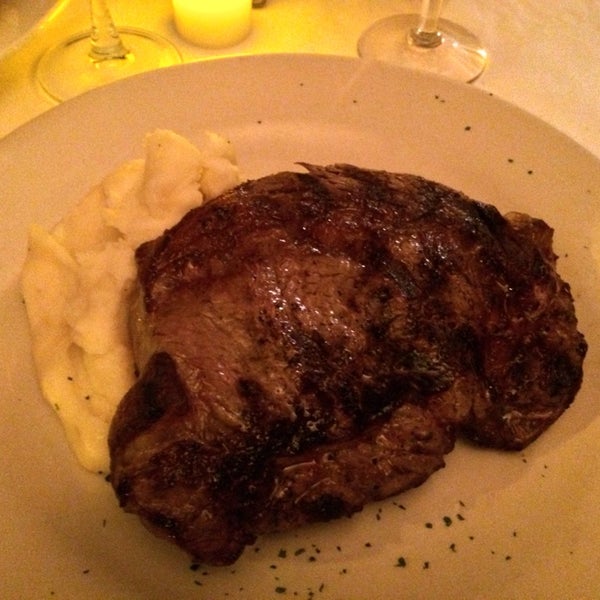 รูปภาพถ่ายที่ Bistro Le Steak โดย Stoph&#39;s เมื่อ 10/28/2013