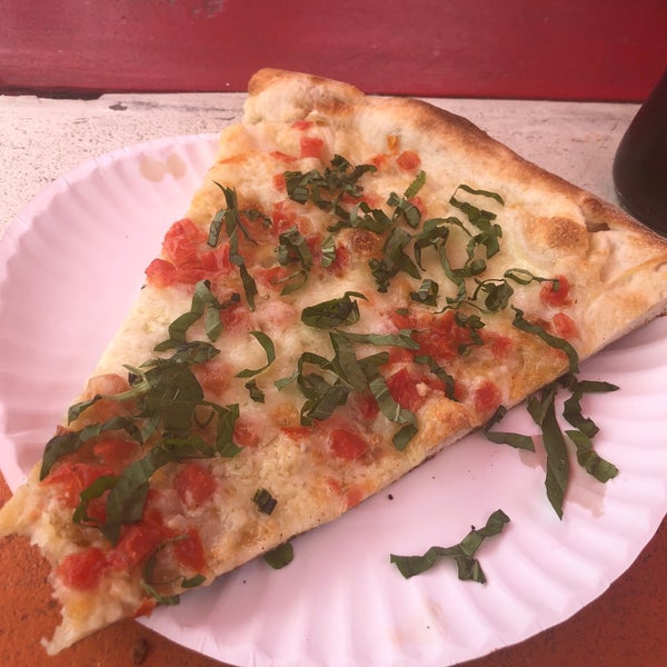 6/4/2022 tarihinde Terri R.ziyaretçi tarafından Home Slice Pizza'de çekilen fotoğraf