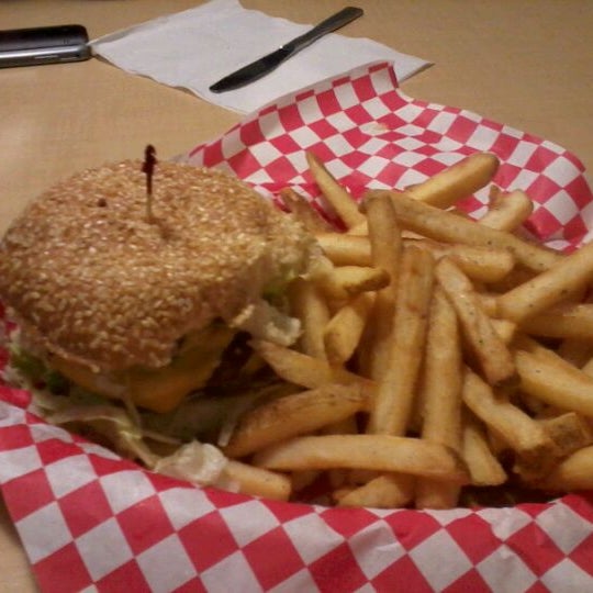 Photo prise au Gino&#39;s Burgers &amp; Chicken par Natesha G. le1/2/2012