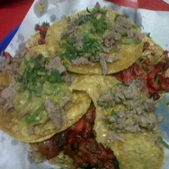 รูปภาพถ่ายที่ Tacos Focos Amarillos โดย Nallely H. เมื่อ 1/21/2012