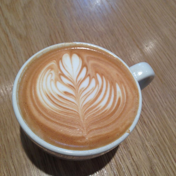 Das Foto wurde bei Dollop Coffee &amp; Tea von InRentive am 5/11/2013 aufgenommen