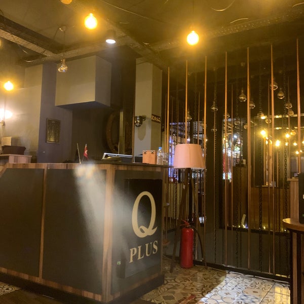 Photo prise au Qplus Cafe &amp; Restaurant par Faruk T. le4/1/2023