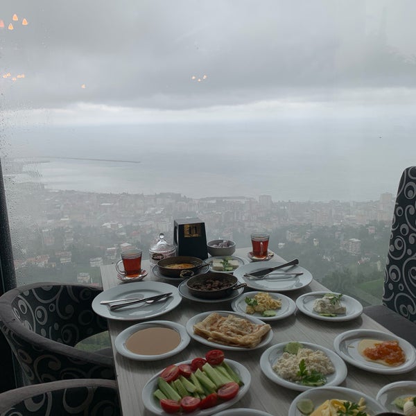 Das Foto wurde bei Şahin Tepesi Restaurant &amp;  Cafe von EBUBEKİR Ç. am 8/18/2019 aufgenommen
