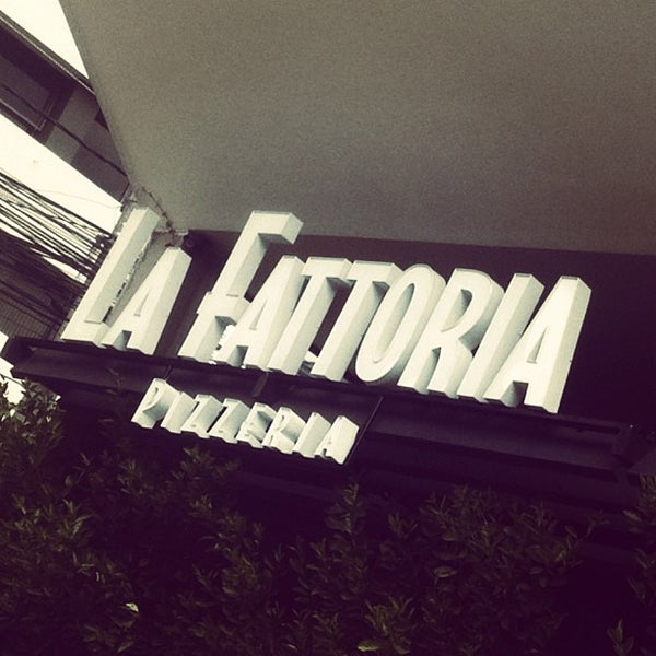 Photo prise au La Fattoria Pizzeria par Luis P. le8/11/2013
