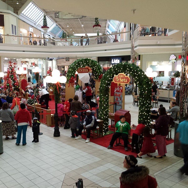 Снимок сделан в Valley View Mall пользователем Andrew R. 12/23/2014