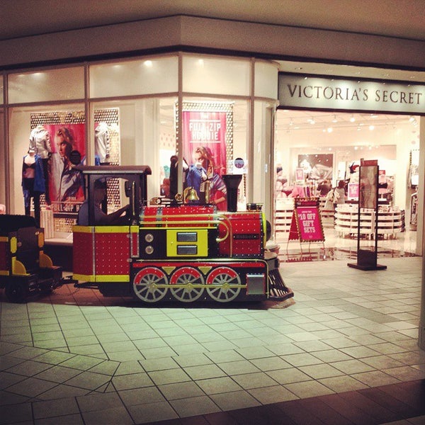 Снимок сделан в Valley View Mall пользователем Andrew R. 12/18/2014