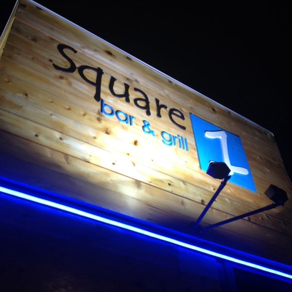 Photo prise au Square One Bar &amp; Grill par Mike H. le12/23/2013