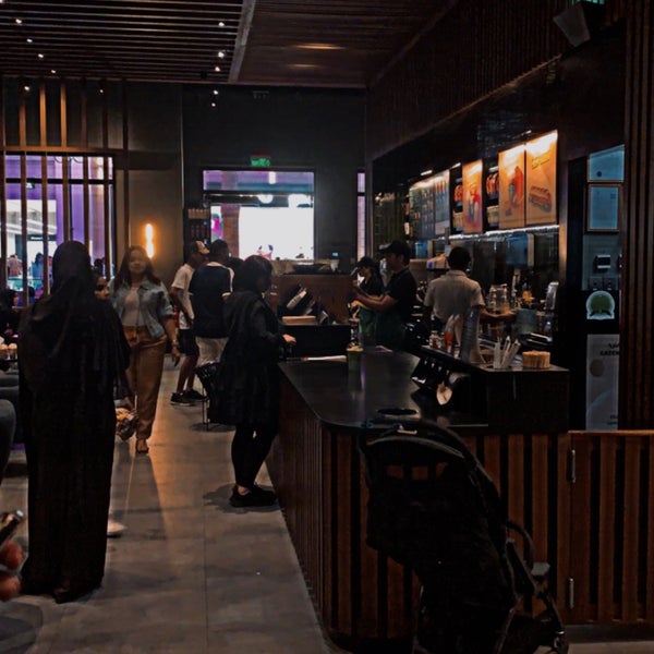รูปภาพถ่ายที่ Starbucks โดย ziyad 𐂂. เมื่อ 10/21/2022