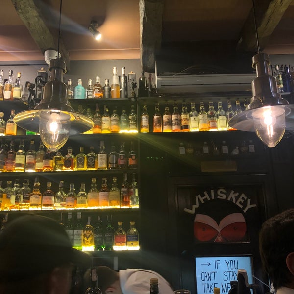 รูปภาพถ่ายที่ 4friends Whiskey Pub โดย Tayfun C. เมื่อ 10/17/2019