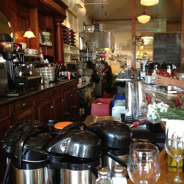 Das Foto wurde bei First Street Cafe von Sally Ann am 5/10/2013 aufgenommen