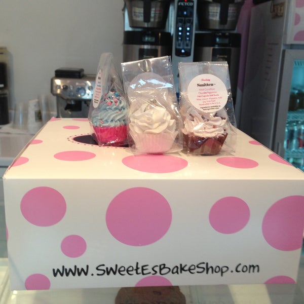 Снимок сделан в Sweet E&#39;s Bake Shop пользователем Jamie F 4/24/2013