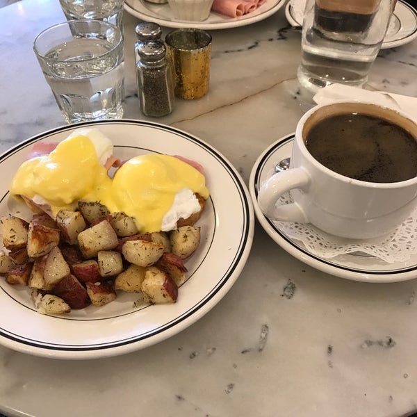 Photo prise au Toni Patisserie &amp; Café par Alex M. le12/3/2016