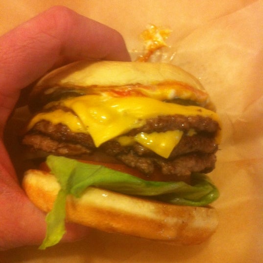 Foto diambil di Meatheads Burgers &amp; Fries oleh David pada 11/27/2012