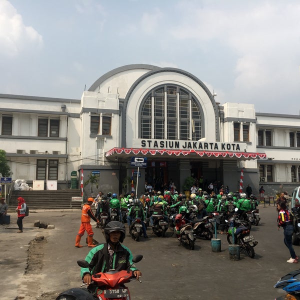 Photo taken at Stasiun Jakarta Kota by 石川ぺ on 8/9/2019