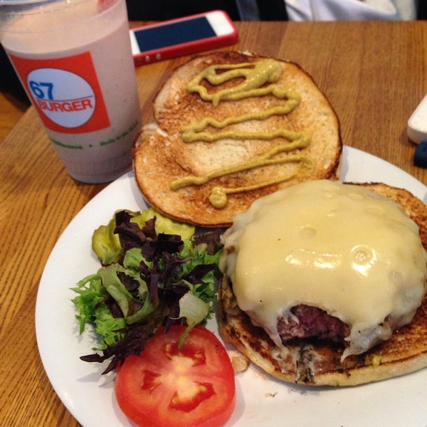 Foto tirada no(a) 67 Burger por Ryan C. em 9/19/2013