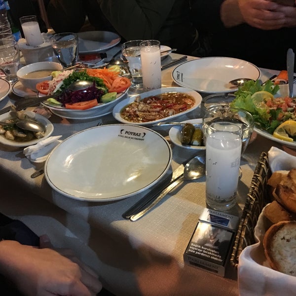 Das Foto wurde bei Poyrazköy Sahil Balık Restaurant von гульшат м. am 3/5/2016 aufgenommen
