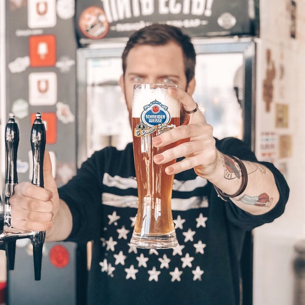 Пиво для друзей. Пиво в изипаб. Сильная жара в москве. Компания пьет пиво. Жара.