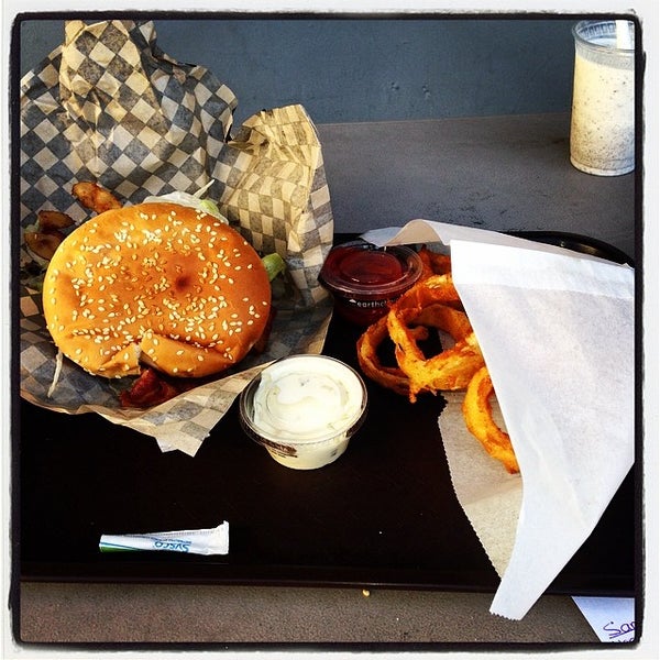Foto tomada en Scooter&#39;s Burgers  por Samantha E. el 5/12/2014