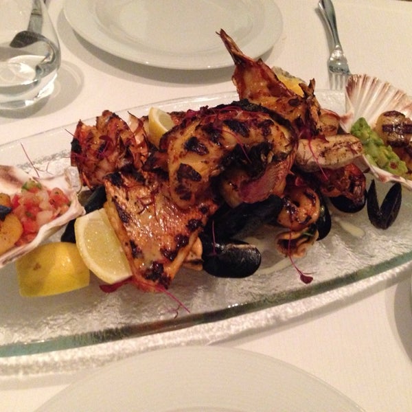 Foto scattata a Sayad Seafood Restaurant da David C. il 7/31/2014