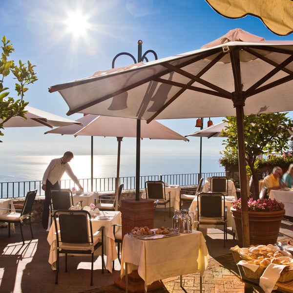 7/22/2014 tarihinde Hotel Palazzo Avinoziyaretçi tarafından Hotel Palazzo Avino'de çekilen fotoğraf