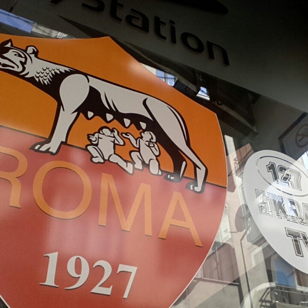 Das Foto wurde bei Roma Game Center von ᴡ T. am 9/9/2014 aufgenommen