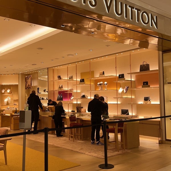 LOUIS VUITTON NEW YORK MACY'S HERALD SQ - 42 Photos & 87 Reviews - 151 W  34th St, New York, New York - Leather Goods - Phone Number - Yelp