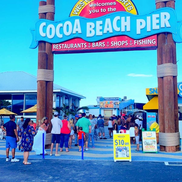Das Foto wurde bei Cocoa Beach Pier von Khaled A. am 5/29/2021 aufgenommen
