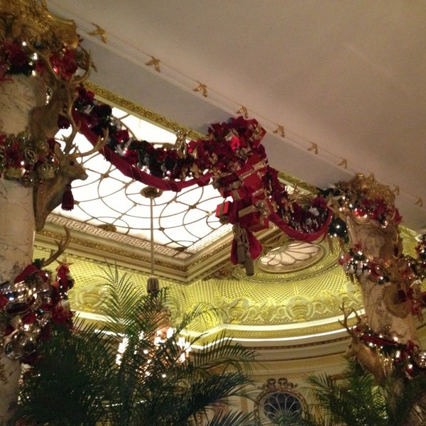 Foto tomada en The Ritz Restaurant  por Sarah G. el 12/24/2012