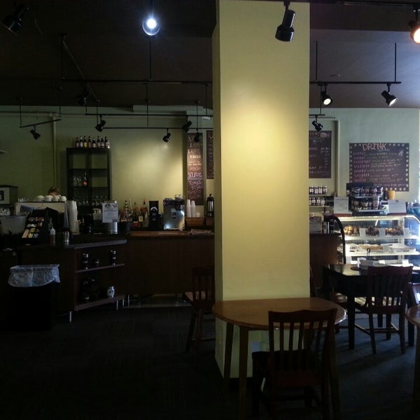 รูปภาพถ่ายที่ Cool Beanz Coffee House โดย Robert M. เมื่อ 8/15/2013